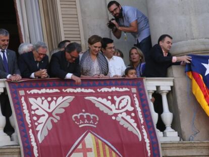 Guerra de banderas en el balcón del Ayuntamiento de Barcelona