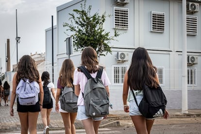 Inicio del curso escolar en Catarroja, uno de los municipios más afectados por la DANA.
Los estudiantes del instituto Berenguer Dalmau han tenido que regresar a los barracones, a la espera de la construcción de un nuevo edificio, ya que el anterior quedó destrozado por la DANA del 29 de octubre.
En la imagen, alumnos del centro acceden a los barracones.