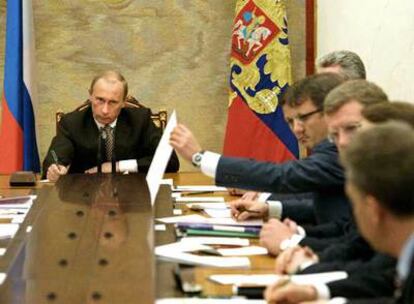 El presidente ruso, Vladímir Putin, durante la reunión que ayer mantuvo con su Gabinete en el Kremlin.