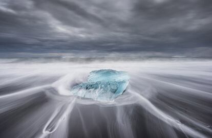 Este bloco de gelo que se movia à mercê das ondas do Atlântico Norte foi fotografado de dentro da água.