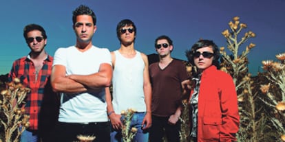 <b>David (guitarra), Edward (voz), Rafael (batería), Eddie (bajo) y Clara (guitarra) son The Monomes, una banda rock 2.0.</b>