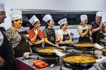 Alumnos de la Escuela de Arroces y Paella Valenciana, durante una clase.