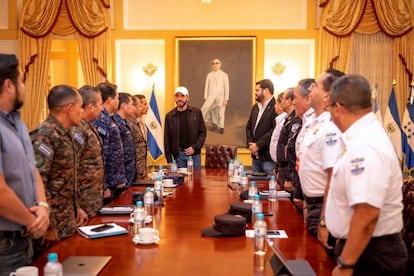 El presidente salvadoreño puso en marcha el Plan de control territorial con el que ha desplegado a miles de soldados en el país, buscando disminuir los niveles de violencia. Las pandillas respondieron poniendo 40 muertos en la mesa, lo que enfureció al mandatario quien ordenó mezclar a todos los grupos terroristas en una misma celda de las cárceles del país.