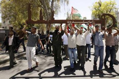 Unos manifestantes muestran en Gaza una llave simbólica para conmemorar la expulsión de palestinos tras la guerra de 1948 con Israel.