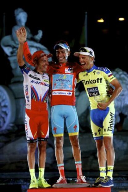 Aru celebra la victoria en la Vuelta junto a Purito, segundo, (izq.) y Majka, tercero, (dcha.).