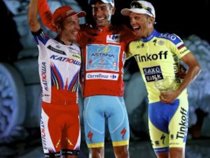 Aru celebra la victoria en la Vuelta junto a Purito, segundo, (izq.) y Majka, tercero, (dcha.).