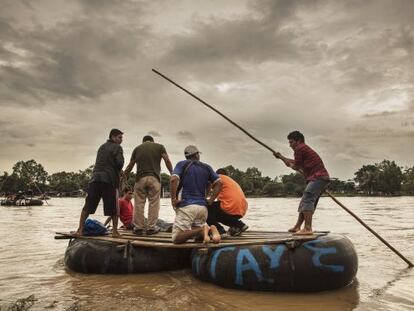 Migrantes centroamericanos cruzan el río Suchiate, en la frontera entre México y Guatemala.