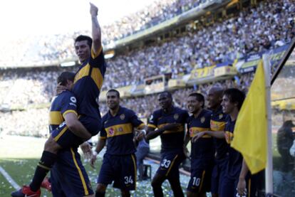 Los jugadores de Boca Juniors celebran uno de los goles del partido.