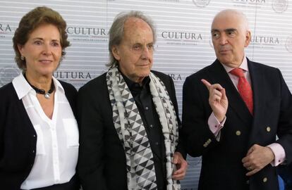 Garc&iacute;a Cepeda, junto al arquitecto Teodoro Gonzalez de Leon, y el ex secretario de Cultura Rafael Tovar y de Teresa, en mayo del 2016
