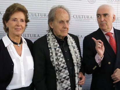 Garc&iacute;a Cepeda, junto al arquitecto Teodoro Gonzalez de Leon, y el ex secretario de Cultura Rafael Tovar y de Teresa, en mayo del 2016