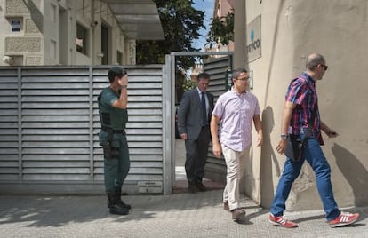 El fiscal Anticorrupci&oacute;n y agentes, en la sede de Teyco.