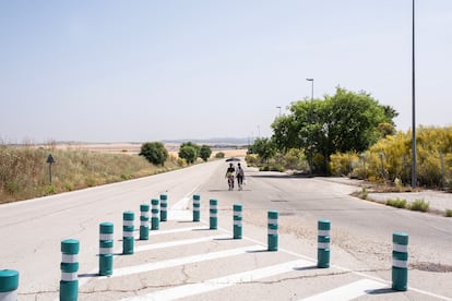 Verónica y su madre, regresando a la parada del autobús para volver a casa. 
