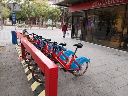 Una estació de e-Bicibox a Cornellà de Llobregat.
