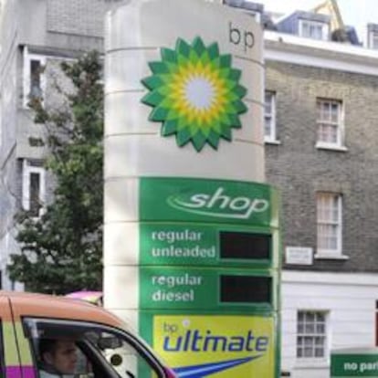 Fotografía tomada el 30 de octubre de 2012 que muestra un taxi londinense entrando en una gasolinera BP en Londres (Reino Unido) hoy, martes 5 de febrero de 2013