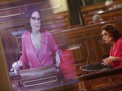 La ministra de Hacienda, María Jesús Montero, interviene desde la tribuna del Congreso, este jueves.