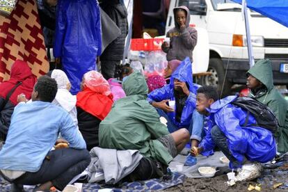 Refugiados descansan en un improvisado campo de refugiados en Roszke (Hungr&iacute;a). 