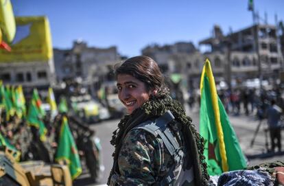 Una combatiente kurda de las FSD, durante la celebración por la liberación de la ciudad en la icónica plaza de Al-Naim en Raqa, este jueves.