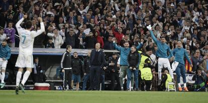 Cristiano Ronaldo levanta los brazos hacia el banquillo antes de terminar el encuentro.