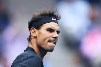 El español Rafael Nadal reacciona tras ganar un set.