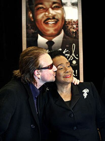 Bono, líder de U2, besa cariñosamente a Coretta Scott King en enero de 2004.