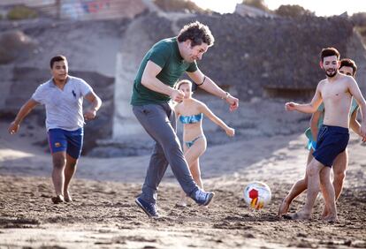 Gustavo Dudamel, en el centro, juega al fútbol en la playa con el violinista venezolano Romel Henríquez (a la izquierda), la violonchelista canaria Paula Torres y el violinista uruguayo Leandro Lapasta, a la derecha.