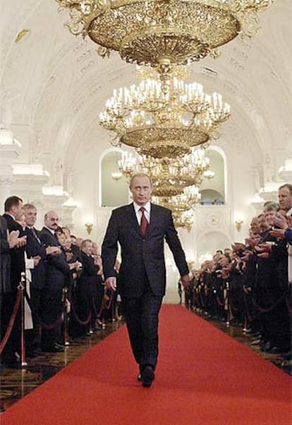 El presidente ruso, Vladímir Putin, es aplaudido por los asistentes al acto de toma de posesión de su segundo mandato, el 7 de mayo de 2004.