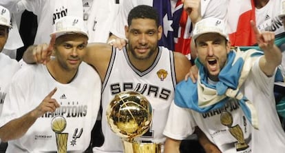 Parker, Duncan y Ginobili celebrando el triunfo en la NBA.