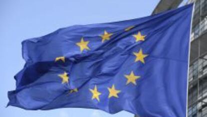 STR03 ESTRASBURGO (FRANCIA), 30/06/2014.- La bandera de la Unión Europea es izada en el exterior de la sede del Parlamento Europeo (PE) en Estrasburgo, Francia. El PE se constituye hoy y sus 751 eurodiputados votan a quien será su nuevo presidente durante esta octava legislatura. EFE/Patrick Seeger