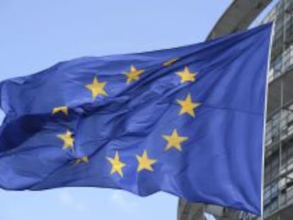 STR03 ESTRASBURGO (FRANCIA), 30/06/2014.- La bandera de la Uni&oacute;n Europea es izada en el exterior de la sede del Parlamento Europeo (PE) en Estrasburgo, Francia. El PE se constituye hoy y sus 751 eurodiputados votan a quien ser&aacute; su nuevo presidente durante esta octava legislatura. EFE/Patrick Seeger