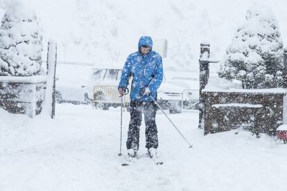 Un esquiador durante una nevada de esta semana en la estación de Formigal-Panticosa, en el Pirineo aragonés, cuyas pistas se encuentran entre los 1.145 y los 2.251 metros de altitud. El parte de nieve de estos días indica una temperatura diurna de -12ºC y 87 descensos abiertos.