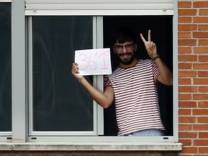 Um dos 17 isolados mostra um cartaz para comemorar que não tem febre.