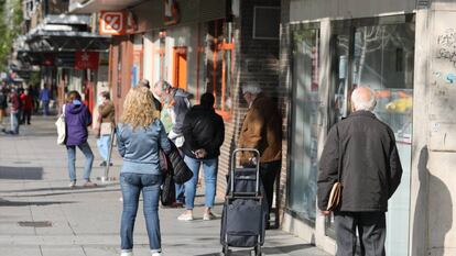 Colas a las puertas de un supermercado en Madrid.