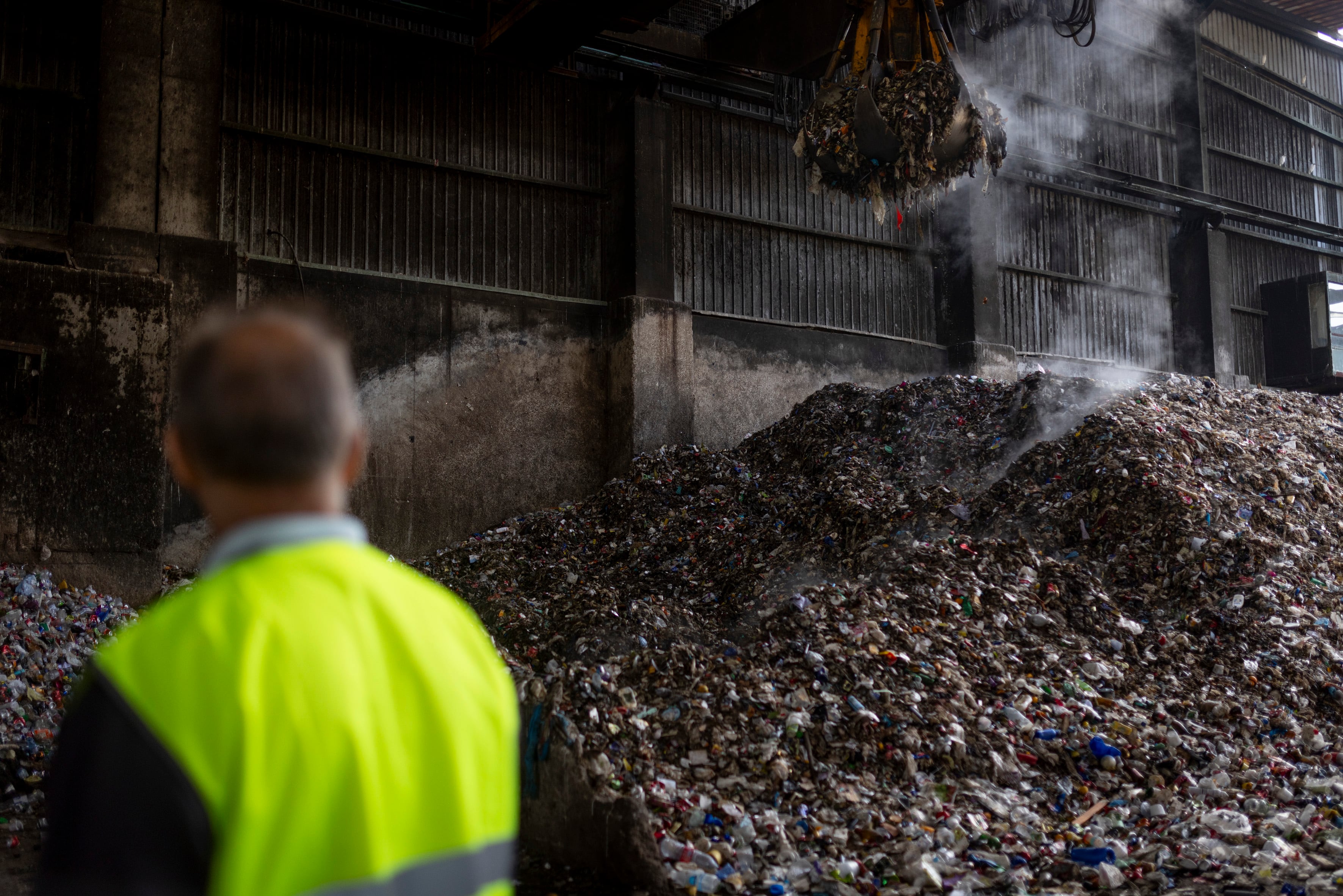 Sevilla despliega 1.900 contenedores de basura orgánica pero el compost obtenido está contaminado