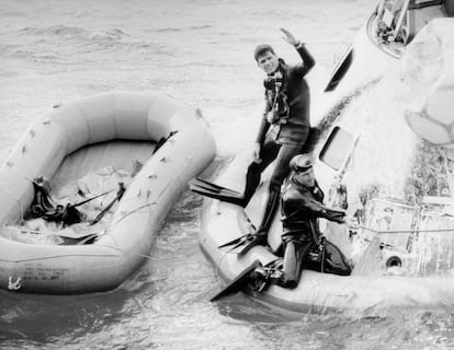 Dos buzos militares de la Armada de los Estados Unidos participan en las labores de rescate de los astronautas del 'Apolo 8', a unos 1.600 km suroeste de la costa de Hawái, el 27 de diciembre de 1968.