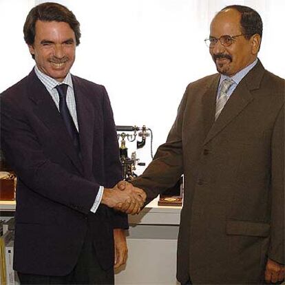José María Aznar, con Mohamed Abdelaziz, líder del Frente Polisario, en la sede de la Fundación FAES.