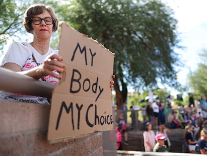 Una manifestante sostiene un cartel con la frase "Mi cuerpo, mi decisión" afuera del capitolio estatal, en Phoenix, Arizona, octubre de 2022.