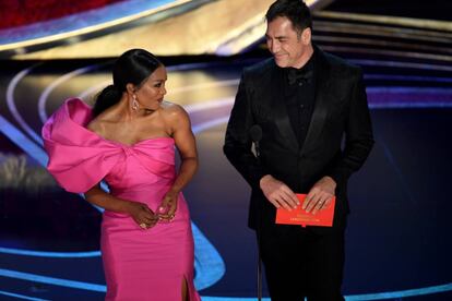 Javier Bardem, que habló en español antes de entregar el Oscar a Mejor película en habla no inglesa, junto a Angela Basset.