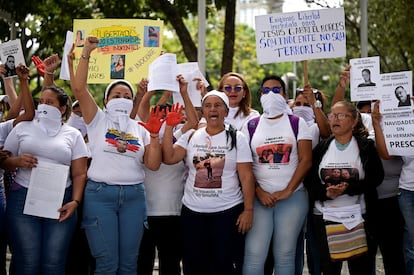 Familiares de detenidos durante las protestas piden su liberación en Caracas, Venezuela, el 9 de diciembre.