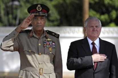 El exministro de Defensa egipcio Mohamed Hussein Tantawi (izquierda) en una foto de archivo de 2009 junto al secretario de Defensa estadounidense Robert Gates.