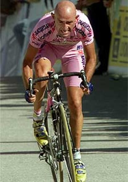 Pantani acelera al entrar en la meta de una etapa que ganó en el Tour de 2000.