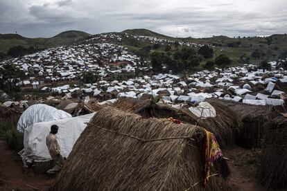 <p>Tanganica no es el único foco de violencia e inseguridad del país. La situación de crisis que se vive en las zonas de Kivu, Kasai e Ituri es la causa de que más de 13 millones de congoleños necesiten ayuda humanitaria, según Naciones Unidas. Los desplazados internos ya suman más de 600.000</p> <p>En la imagen, un hombre congoleño camina por un campamento para personas internamente desplazadas el 20 de marzo de 2018 en Kalemie (República Democrática del Congo).</p>