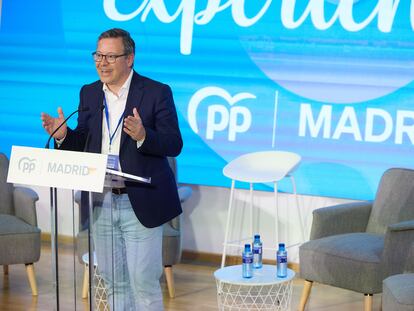 El secretario general del PP de Madrid, Alfonso Serrano, durante su intervención en la apertura de la primera reunión intermunicipal del partido.