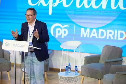 El secretario general del PP de Madrid, Alfonso Serrano, durante su intervención en la apertura de la primera reunión intermunicipal del partido.