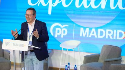 El secretario general del PP de Madrid, Alfonso Serrano, durante su intervención en la apertura de la primera reunión intermunicipal del partido.