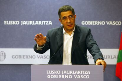 El <i>lehendakari,</i> Patxi Lpez, ayer durante su comparecencia en Bilbao.