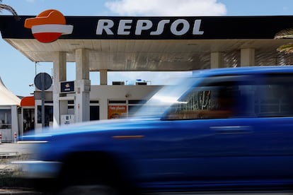 Un coche pasa al lado de una gasolinera de Repsol en la localidad de Arinaga, en la isla de Gran Canaria.