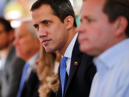 Juan Guaidó se reúne com representantes sindicais em Caracas, em fevereiro passado.