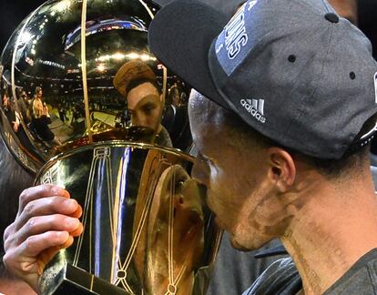 El jugador de los Warriors Stephen Curry celebra la victoria de su equipo 