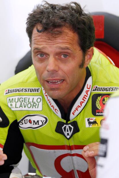 Loris Capirossi hablan con sus mecánicos durante los entrenamientos libres del Gran Premio de Cataluña