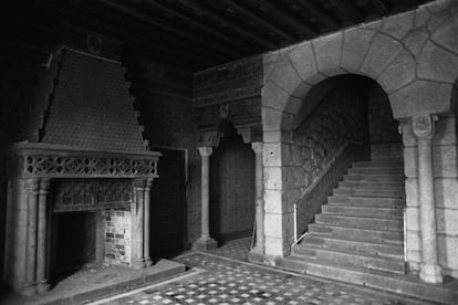 Chimenea y escalera en el interior del Palacio del Pico todavía sin destrozar, 17 de febrero de 1995.
